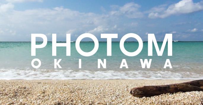 沖縄の青い海を背景にPHOTOMロゴデザイン